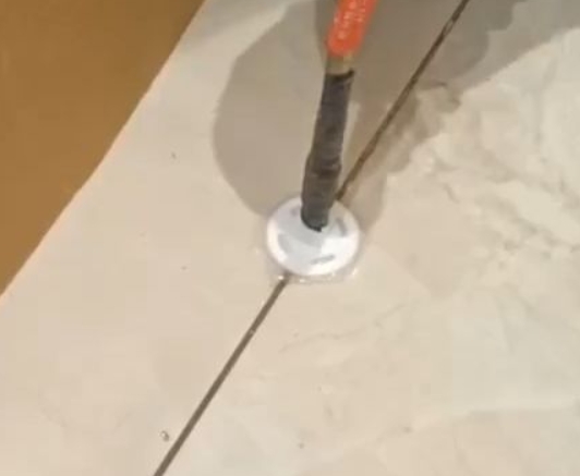 宁波市瓷砖空鼓维修公司专业解答瓷砖在铺贴过程中，如果没有涂抹均匀到位的粘结材料（如水泥砂浆或瓷砖胶），可能会导致以下问题