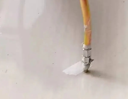 宁波市瓷砖空鼓维修公司专业解答在瓷砖铺贴过程中，如果使用的砂料过粗（如全部使用了粗砂），可能会导致以下问题