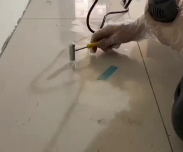 宁波市瓷砖开裂维修公司专业分享瓷砖在铺贴前如果没有沥干水分，将会导致以下问题