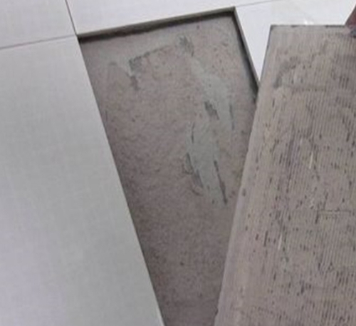 宁波市瓷砖空鼓维修公司分享瓷砖铺贴时如果打浆（即涂抹在瓷砖背面和基层上的砂浆或瓷砖胶）过少，会带来以下问题